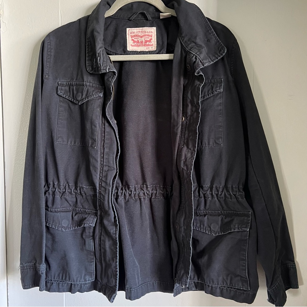 Levi parka Jacket. Size medium. Zipper and button closure.